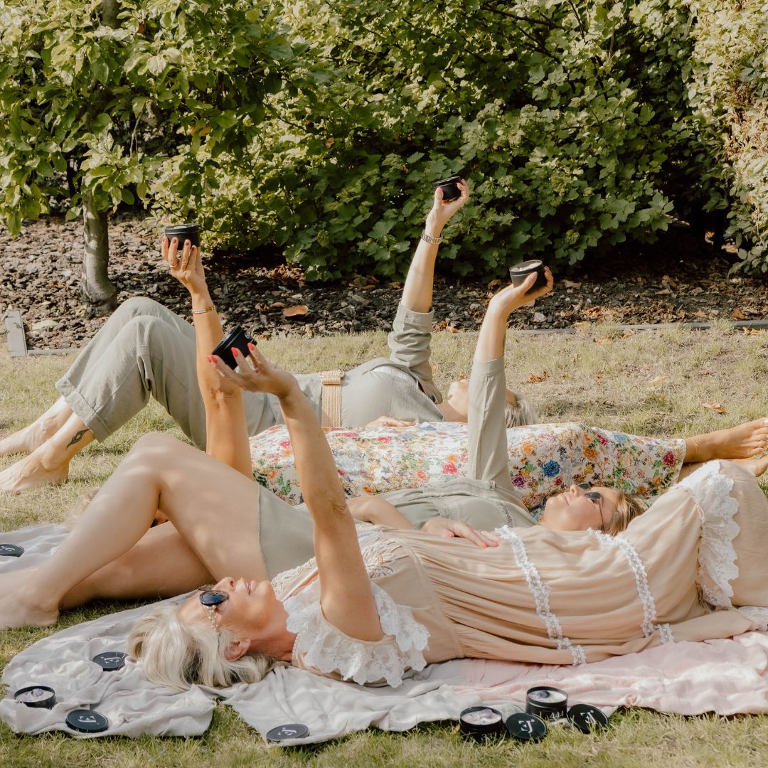 Black manifest candle 444